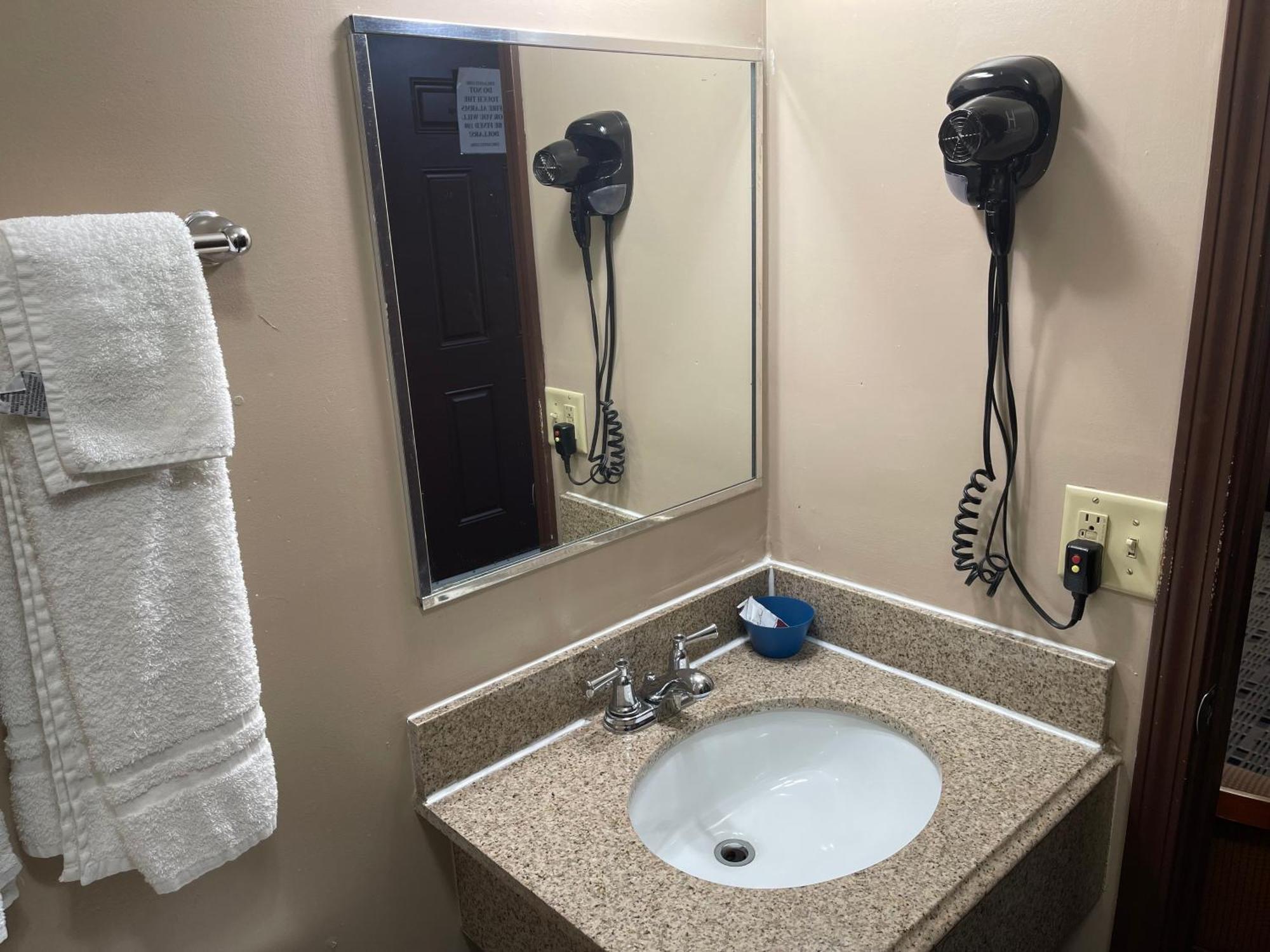 Economy Inn & Suites Ashtabula Kültér fotó